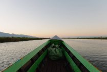 Détail du bateau de pêche sur le lac — Photo de stock