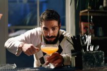 Barista maschile che serve cocktail al bar — Foto stock