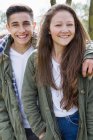 Retrato de casal adolescente em jaquetas parka — Fotografia de Stock
