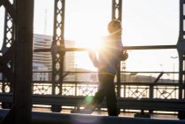 Mann joggt auf Brücke, München, Bayern, Deutschland — Stockfoto