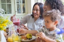 Tre generazioni di famiglia che fanno colazione insieme — Foto stock