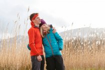 Coppia giovane escursioni a piedi, looking at view, Derwent Water, Keswick, Lake District, Cumbria, Regno Unito — Foto stock