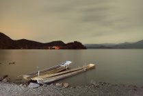 Zwei Fischerboote am Ufer des Sees festgemacht — Stockfoto