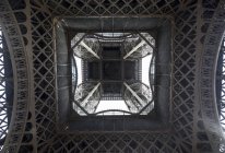 Blick unter den Eiffelturm — Stockfoto