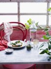 Uova in camicia, spinaci e pesto in tavola — Foto stock