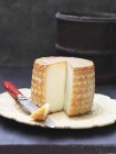 Нарезанный сыр манчего на тарелке ножом — стоковое фото