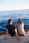 Paar sitzt an der Reling eines Bootes — Stockfoto