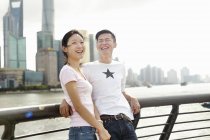 Couple touristique appuyé contre une rampe de pont, The Bund, Shanghai, Chine — Photo de stock