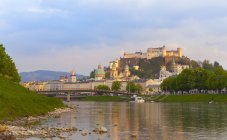 Río Salzach, Catedral de Salzburgo, Iglesia Kollegien, Castillo de Hohensalzburg, Salzburgo, Austria - foto de stock