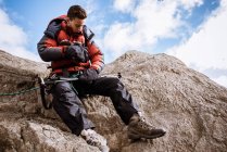 Jovem alpinista no rock verificando corda, The Lake District, Cumbria, Reino Unido — Fotografia de Stock