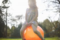 Молодая девушка прыгает на надувном хоппере — стоковое фото