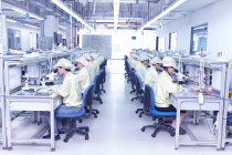 Estação de verificação de qualidade na fábrica produzindo placas de circuito eletrônico flexível. Planta está localizada no sul da China, em Zhuhai, província de Guangdong — Fotografia de Stock