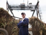 Zuckerrohrarbeiter in der Verarbeitungsanlage — Stockfoto