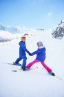 Siblings holding hands on skis, Chamonix, France — Stock Photo