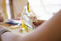 Обрезанный снимок женщины, играющей в карты — стоковое фото