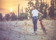 Menina andando de bicicleta no campo, Quartucciu, Sardenha, Itália — Fotografia de Stock