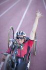 Велогонщик на финише в соревнованиях по паралегкой атлетике — стоковое фото