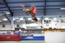 Молодой гимнаст практикует движения — стоковое фото