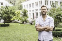 Portrait of mid adult man in front of house — Stock Photo