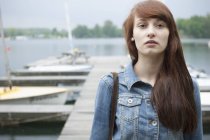 Retrato de uma jovem mulher séria por lago — Fotografia de Stock