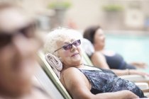 Старші жінки в шезлонгах на пенсійному саду — стокове фото