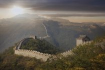 Osservando la vista della Grande Muraglia di Mutianyu, Pechino, Cina — Foto stock