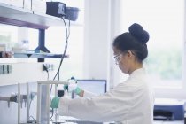 Молода жінка вчений у за допомогою наукових устаткування lab — стокове фото