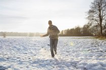Людина насолоджується природою взимку — стокове фото