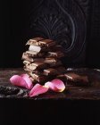 Rosa pétalas de rosa e barras de chocolate quebradas — Fotografia de Stock
