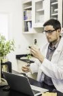 Ученый, изучающий завод в лаборатории на заводе по исследованию роста растений — стоковое фото