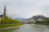 Vista frontal de builidngs e rio Salzach, Salzburgo, Áustria — Fotografia de Stock