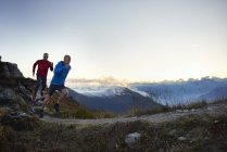 Dois homens maduros trilha correndo, Valais, Suíça — Fotografia de Stock