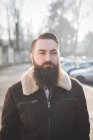 Молодой бородатый человек на улице — стоковое фото