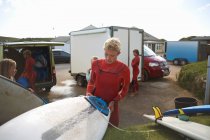 Groupe de surfeurs sélectionnant des planches de surf, se préparant à surfer — Photo de stock
