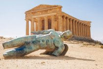Modern sculpture of Icarus in front of the Temple of Concordia, Valley of the Temples, Sicily, Italy — Stock Photo