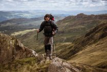 Молодой турист поднимается на гору, Озерный край, Камбрия, Великобритания — стоковое фото