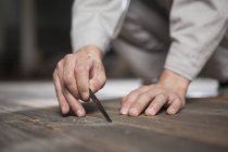 Столяр проверяет качество древесной доски на заводе в Цзянсу, Китай — стоковое фото