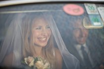 Bridal couple in car — Stock Photo