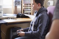 Хлопчик використовує контроль для комп'ютерної гри — стокове фото