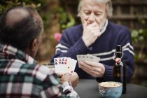 Dois homens seniores jogando cartas — Fotografia de Stock
