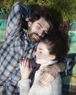 Junges Paar liegt mit geschlossenen Augen auf Picknickdecke — Stockfoto