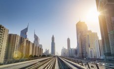 Центр міста метро Дубая рейки — стокове фото