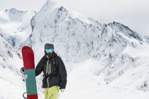 Jovem snowboarder posando com bordo, Obergurgl, Áustria — Fotografia de Stock