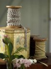 Vintage tin and traditional bobbins on table — Stock Photo