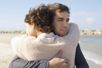 Casal jovem abraçando uns aos outros na praia, Tel Aviv, Israel — Fotografia de Stock