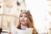 Young woman with street map looking lost, Rome, Italy — Stock Photo