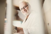 Портрет пожилого человека в очках — стоковое фото