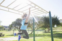 Mitte erwachsene Frau trainiert im Park — Stockfoto