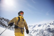 Vista de ángulo bajo del esquiador masculino adulto medio en la montaña, Austria - foto de stock