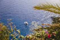 Вид на море і причалений човен — стокове фото